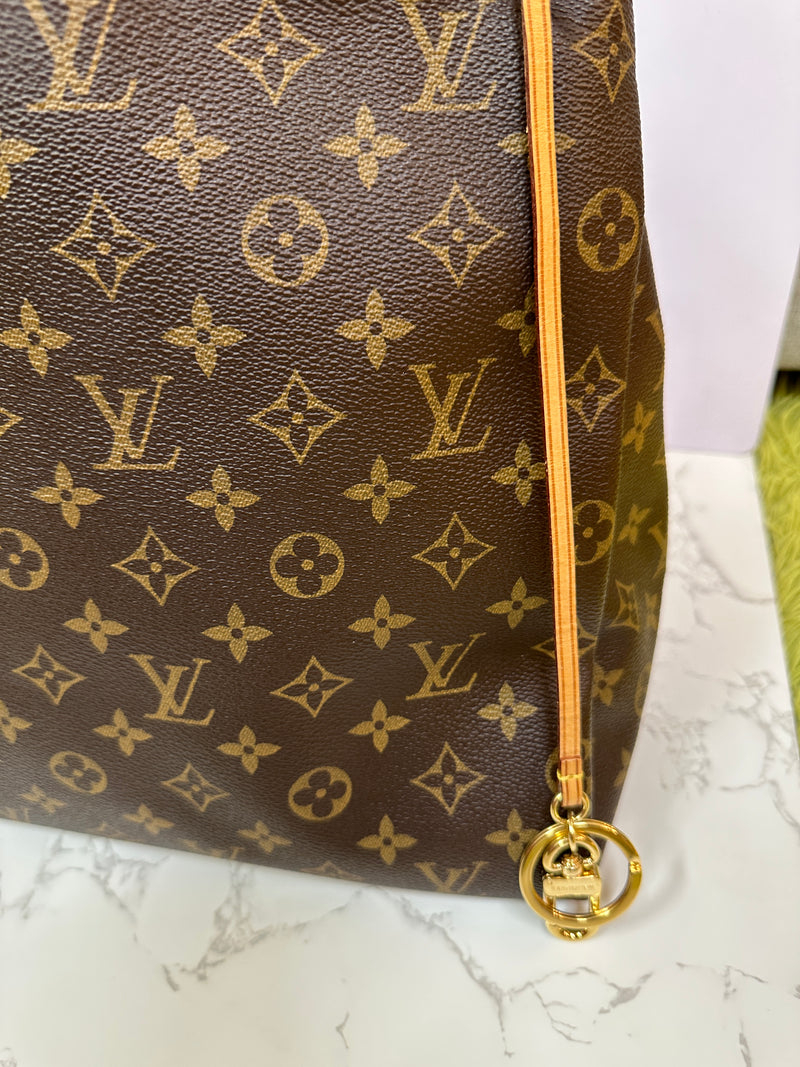 LOUIS VUITTON Artsy Monogram MM