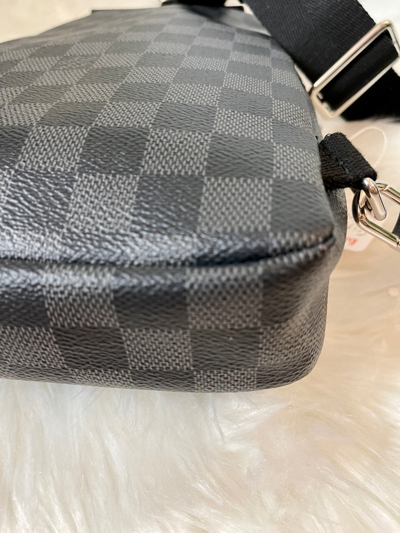 LOUIS VUITTON Damier Graphite Canvas Avenue