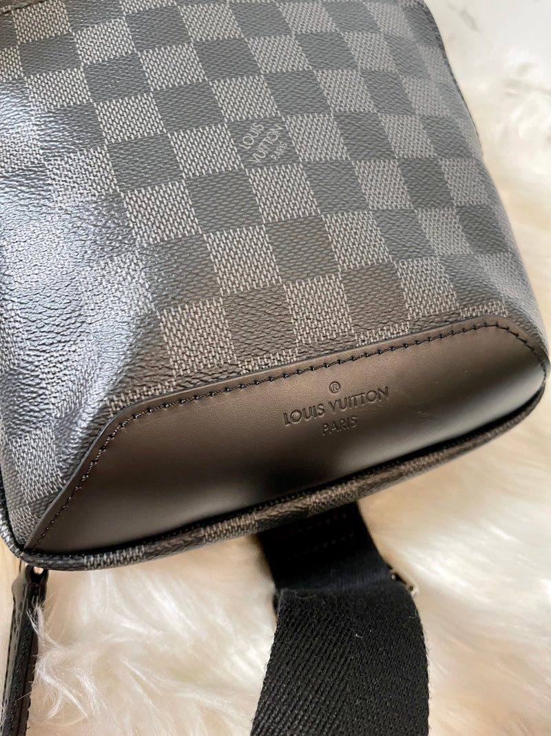 LOUIS VUITTON Damier Graphite Canvas Avenue