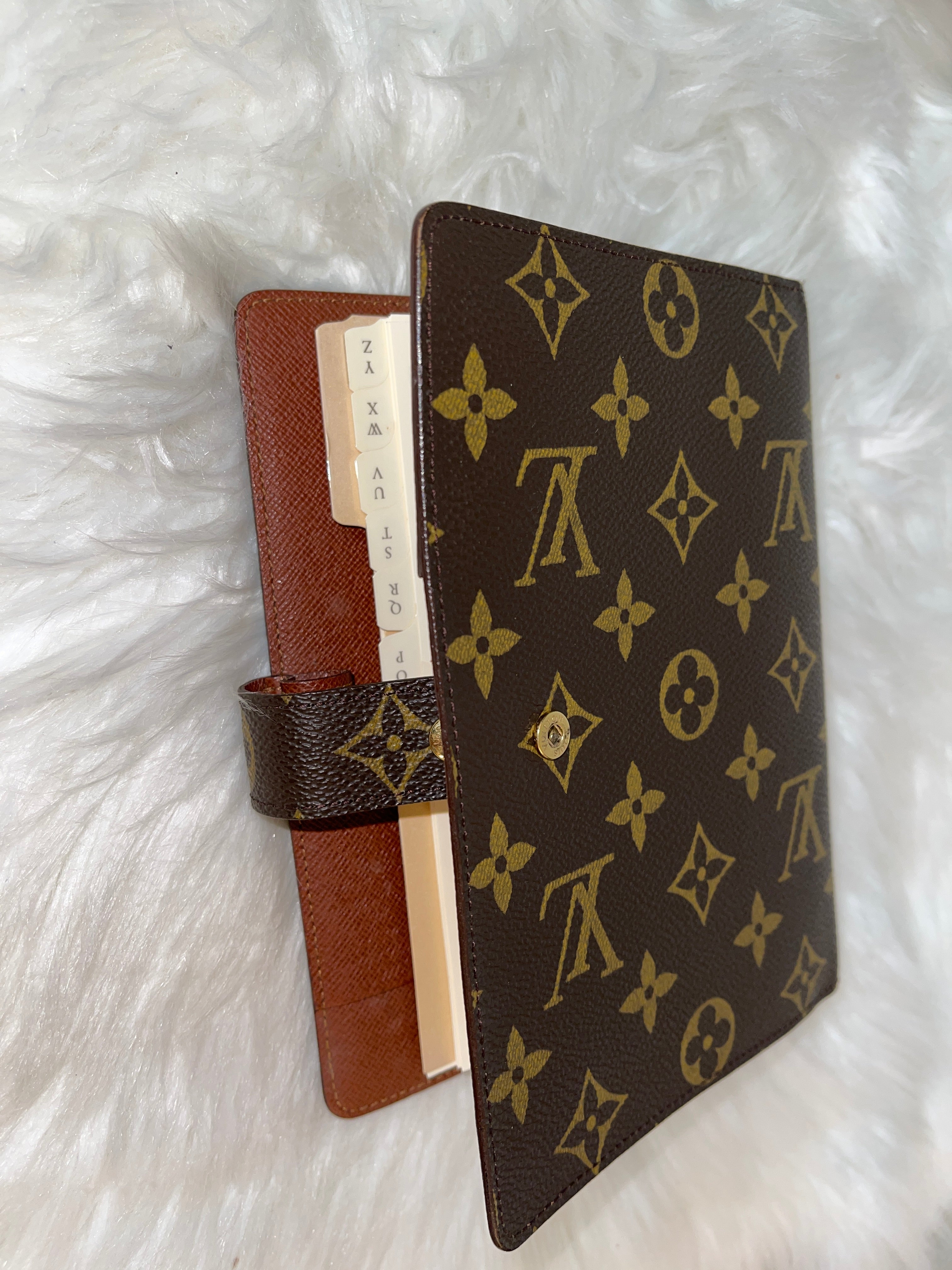 LOUIS VUITTON Agenda MM – PearlaaClosetLLC