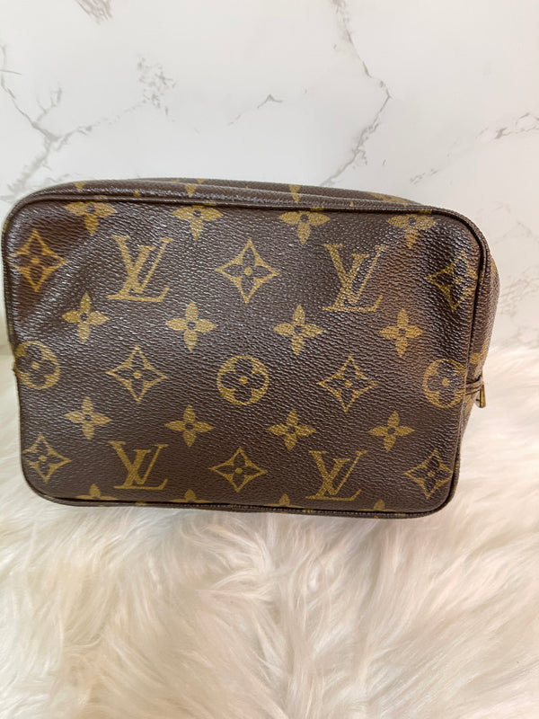 LOUIS VUITTON Monogram Trousse Toilette 18