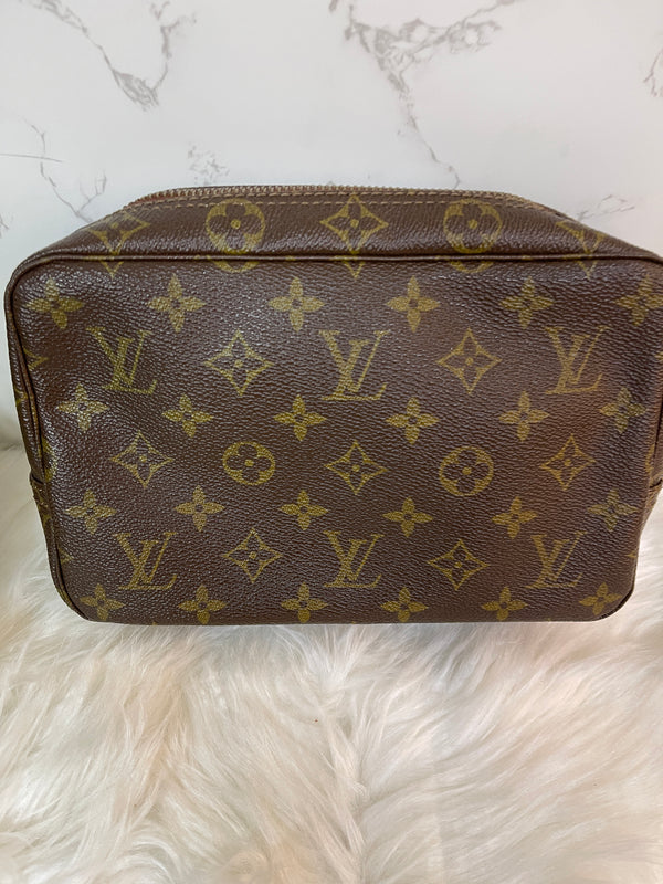 LOUIS VUITTON Monogram Trousse Toilette 23