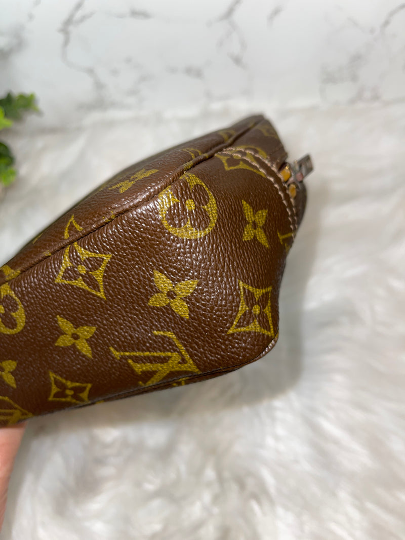 LOUIS VUITTON Monogram Trousse Toilette 23