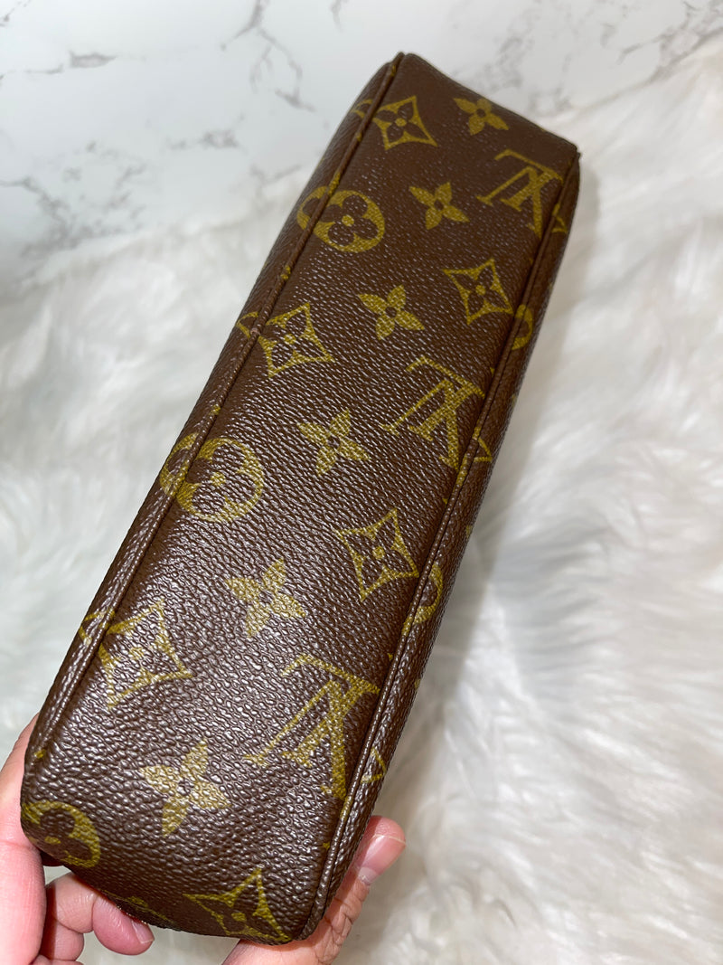 LOUIS VUITTON Monogram Trousse Toilette 23