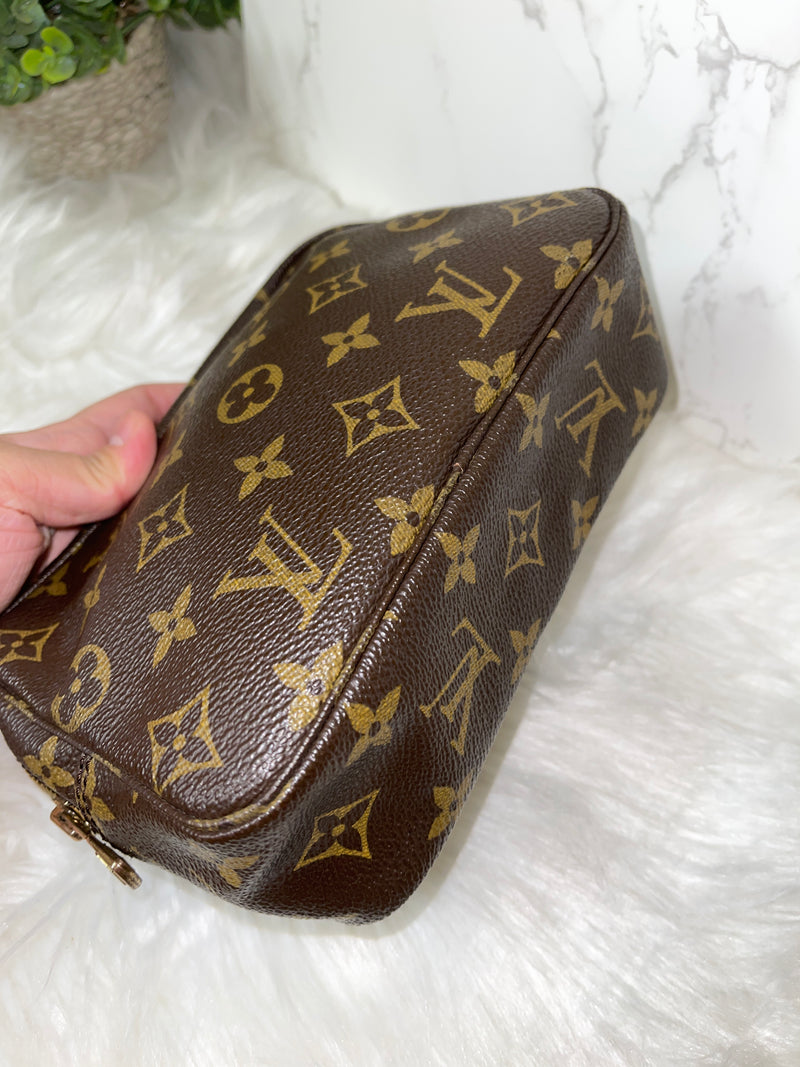 LOUIS VUITTON Monogram Trousse Toilette 18