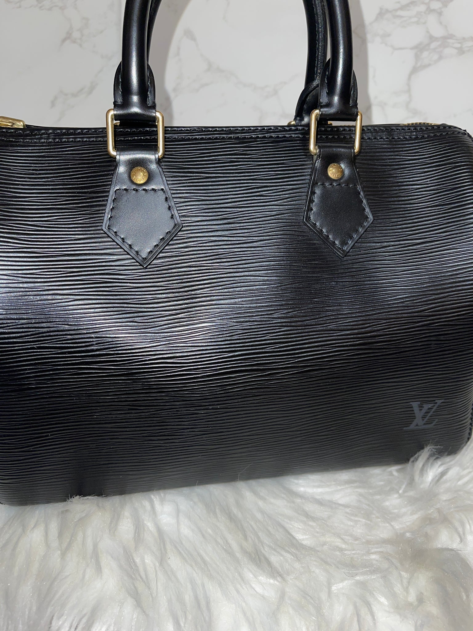 LOUIS VUITTON Black Epi Speedy 25 - The Purse Ladies