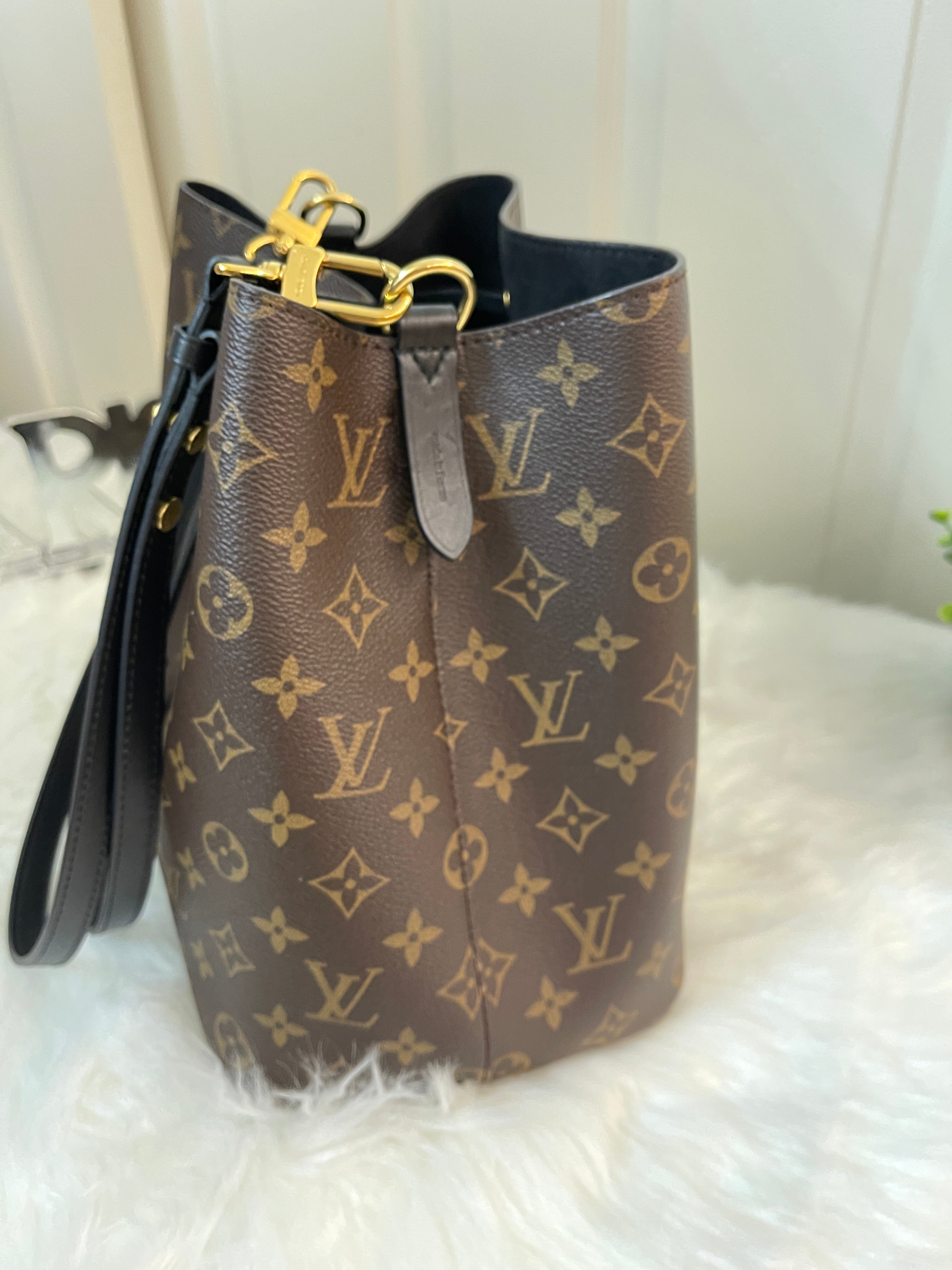 LOUIS VUITTON Black Monogram Canvas Neonoe Bag – PearlaaClosetLLC