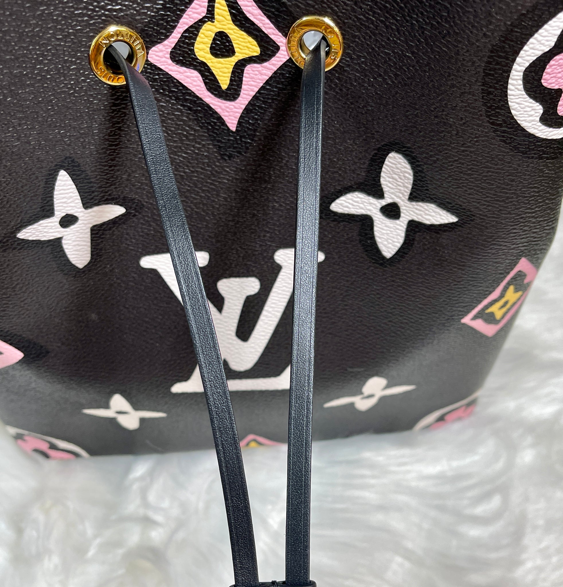 Louis Vuitton Monogram Giant Wild at Heart NeoNoe Drawstring Bucket