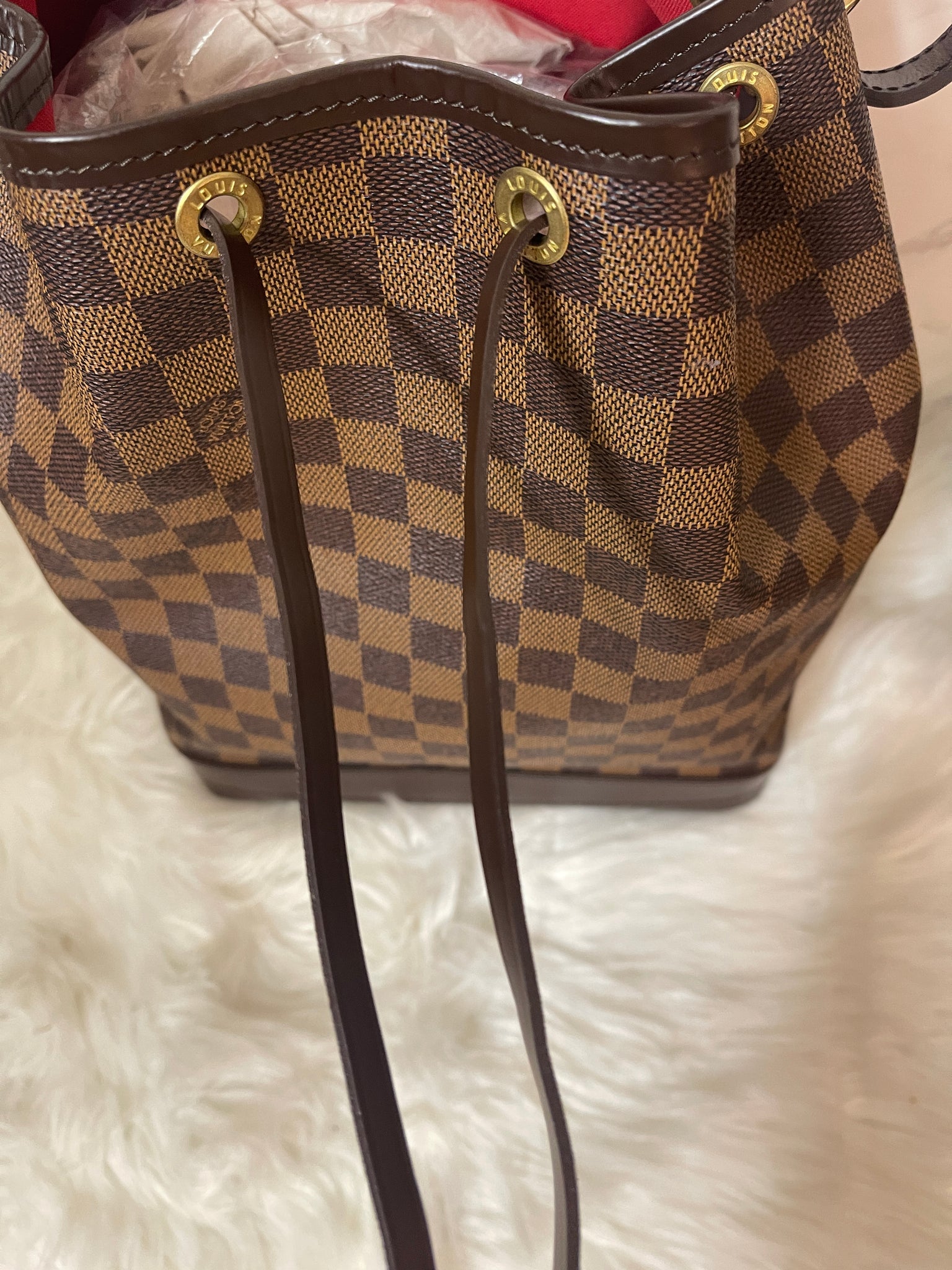 Transitioning to fall! This Louis Vuitton Noe GM is a timeless