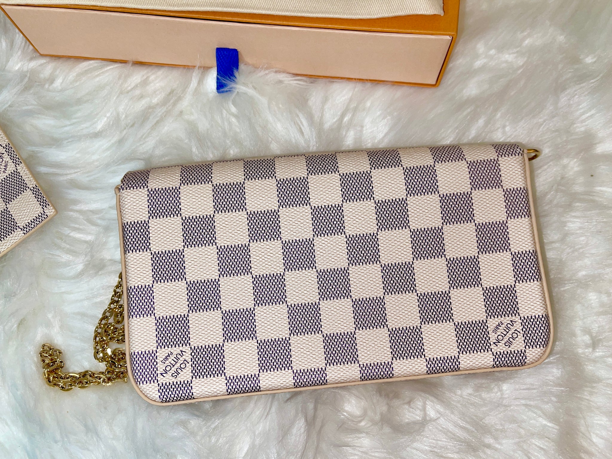 BANANANINA - Louis Vuitton Damier Azur Felicie Pochette in