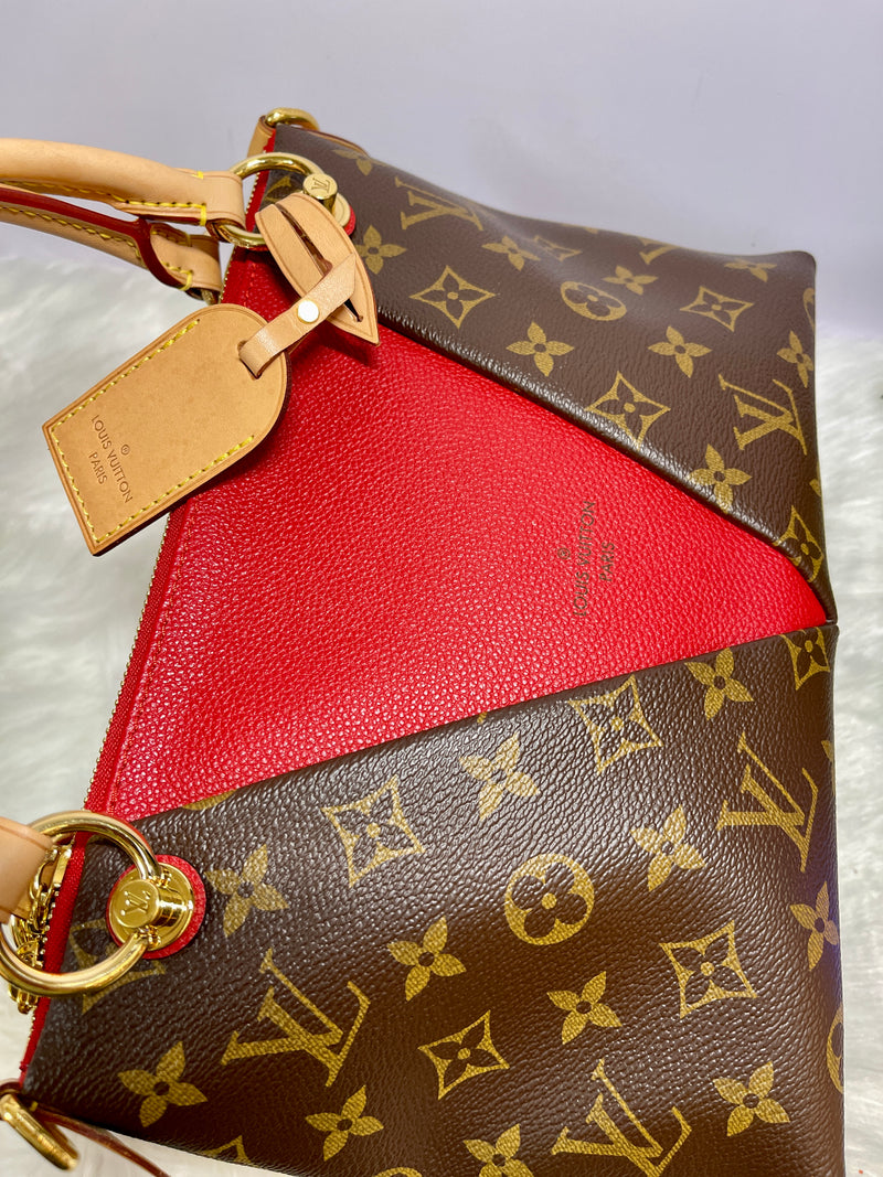 LOUIS VUITTON V Tote