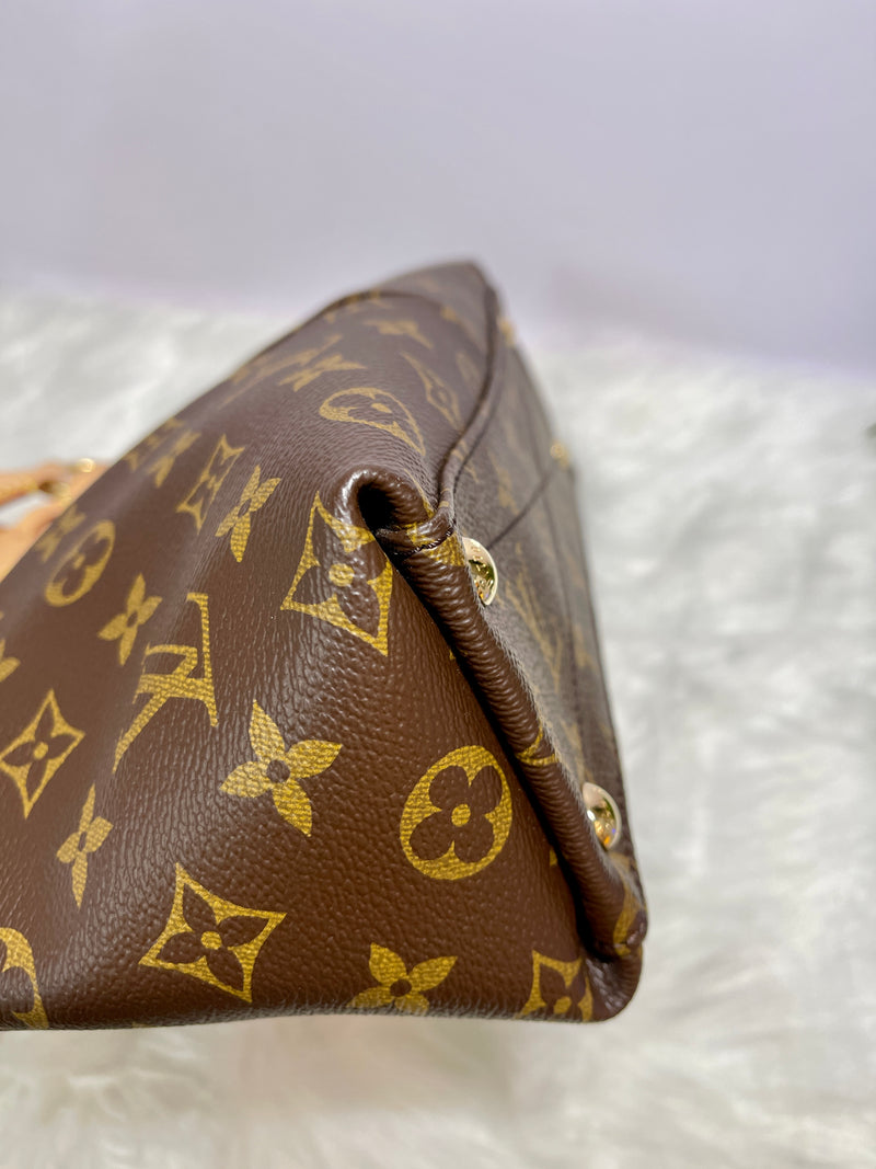 LOUIS VUITTON V Tote