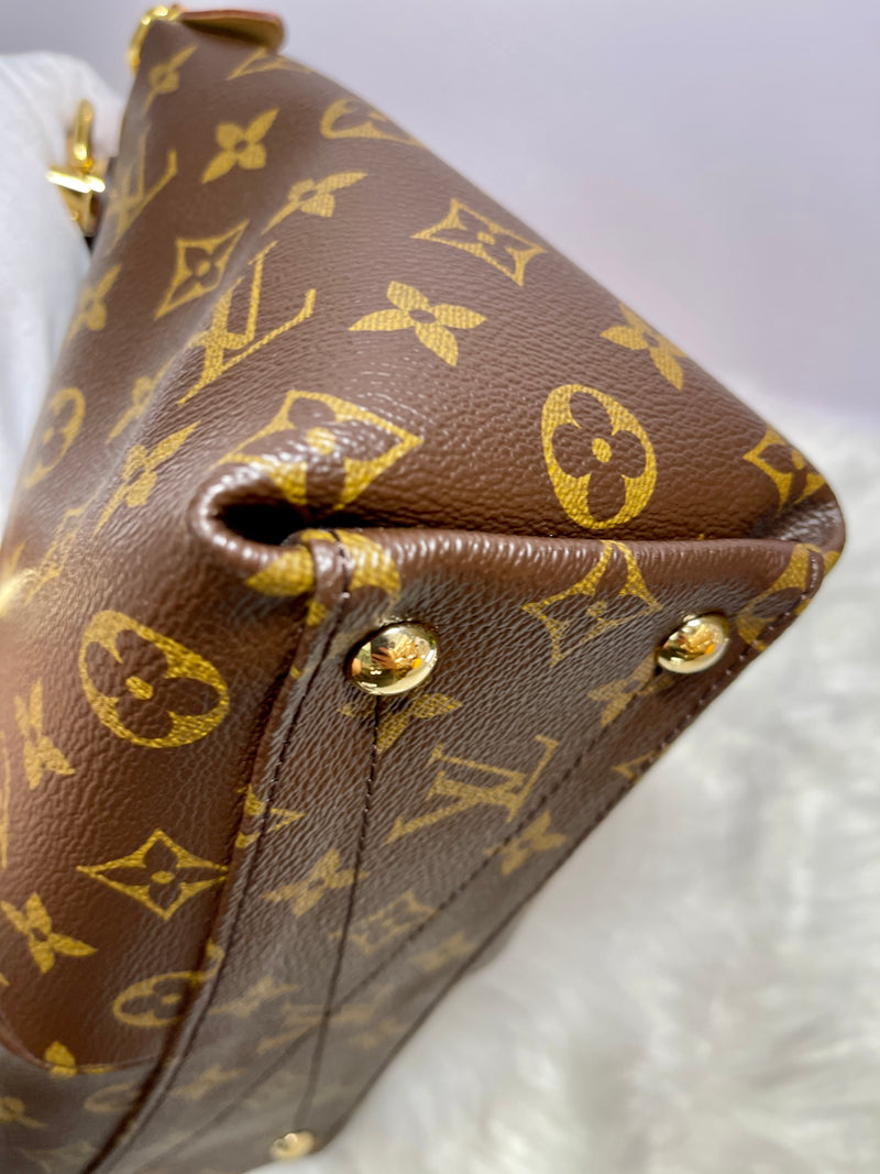 LOUIS VUITTON V Tote